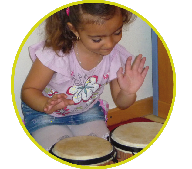 1st Music - ein Kind, das auf einer Bongo spielt