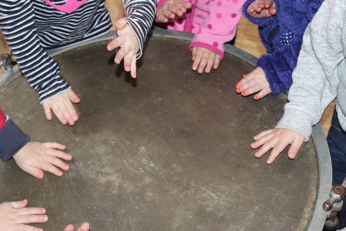 Musikgarten Kinderhände auf einer Trommel