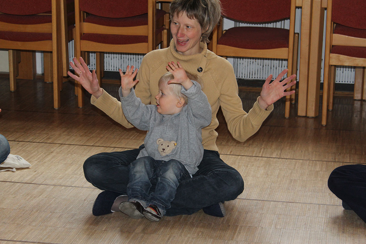 Musikgarten Mitter singt zusammen mit ihrem Babdy