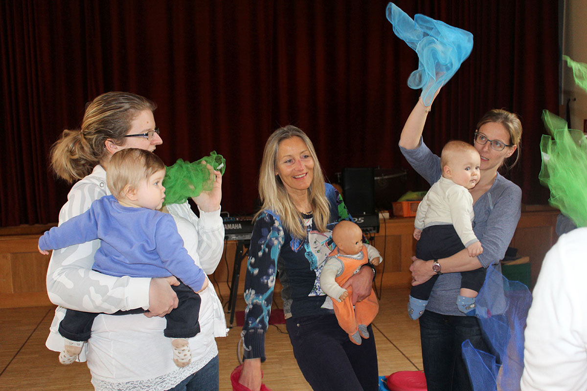Musikgarten Mütter tanzen mit ihren Kindern, Biggi Danninger tanzt mit Babypuppe