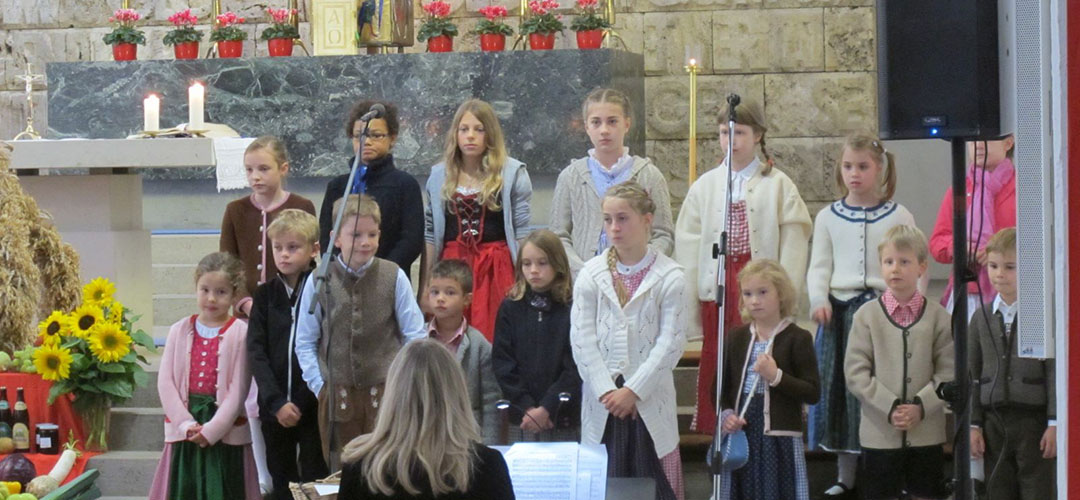 Slide06 Kinderchor in Tracht an Erntedank