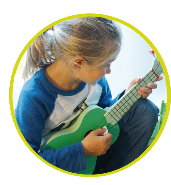 1st Music - Ein Kind, das auf einer Ukulele spielt